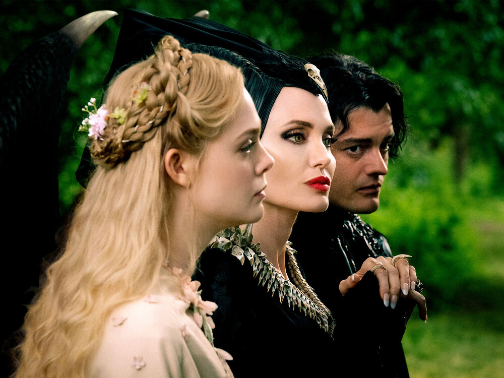 Maleficent-Mistress-Of-Evil-angelna-jolie-elle-fanning.thumb.jpg.63d645f7e32c5f73959596a3fef6647d.jpg